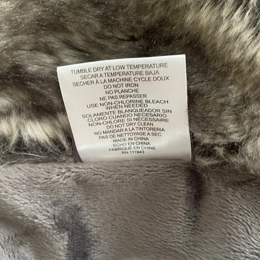 Luxury Collection Amari Faux Fur Lined Blanket soft throw 50” * 60” gray - Picture 5 of 7